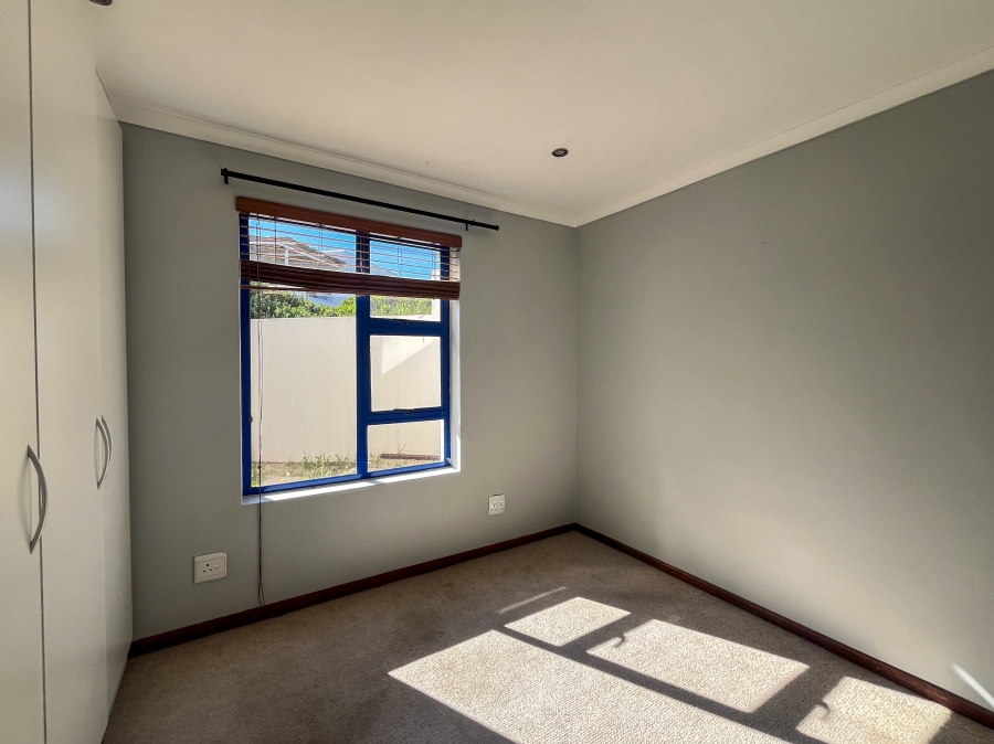 To Let 5 Bedroom Property for Rent in Paradise Beach Western Cape